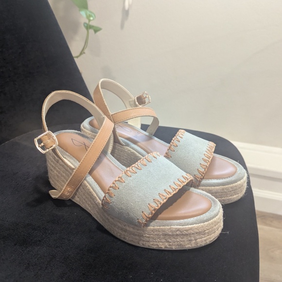 Platform Sandals - Picture 2 of 3